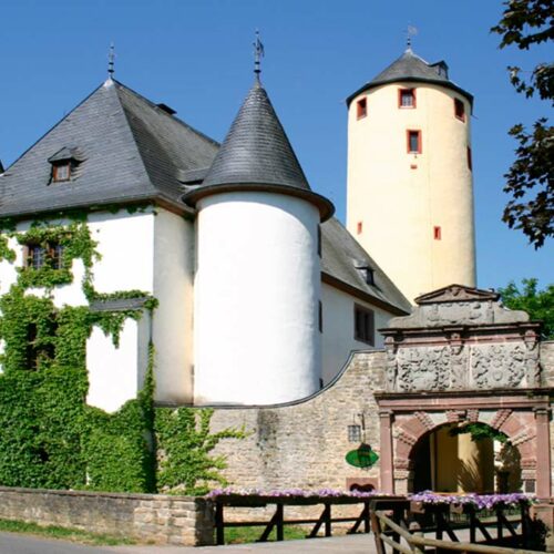 Die Burg Rittersdorf - ein Restaurant mit historischem Ambiente, delikater Küche und feinen Weinen. Idyllisch von herrlicher Natur, plätschernden Fontänen und einem wassergefüllten Graben umgeben, ragen stolz die hohen Mauern und schmucken Türmchen der Wasserburg Rittersdorf hervor und verleihen dadurch dem gleichnamigen Eifel-Örtchen einen mittelalterlichen Charakter.